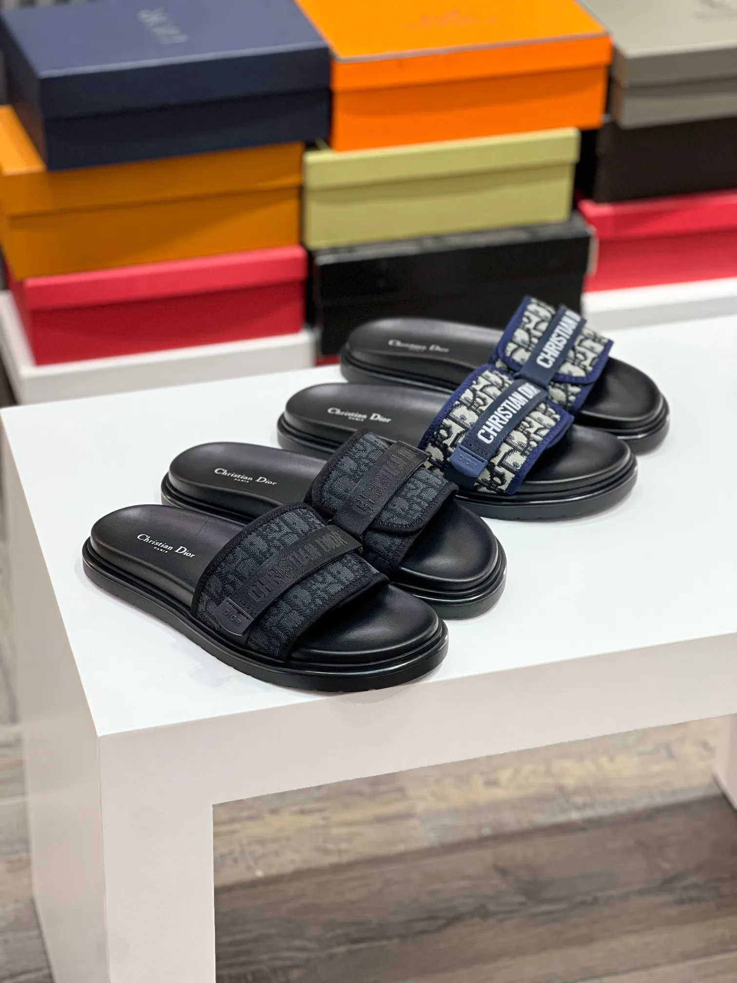 Men's men's shoes 💰320 [DIOR] top version. 2024ss Dior’s latest men’s slippers are a must-have. Dior Alias ​​Men's Genuine Leather Slippers This summer new Alias ​​sandal embodies a casual and elegant style. Carefully crafted from grained cow leather and Oblique printed fabric, with cowhide lining! Cross-strap design with metal-clad brass CD Diamond logo. The imported cowhide leather and rubber sole adds sophistication and comfort, while Oblique print-effect anti-slip panels add style. Size39-44 (38.45 customized)